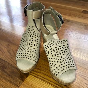 Marc Fisher Hasina Wedge Sandal 6.5M Natural